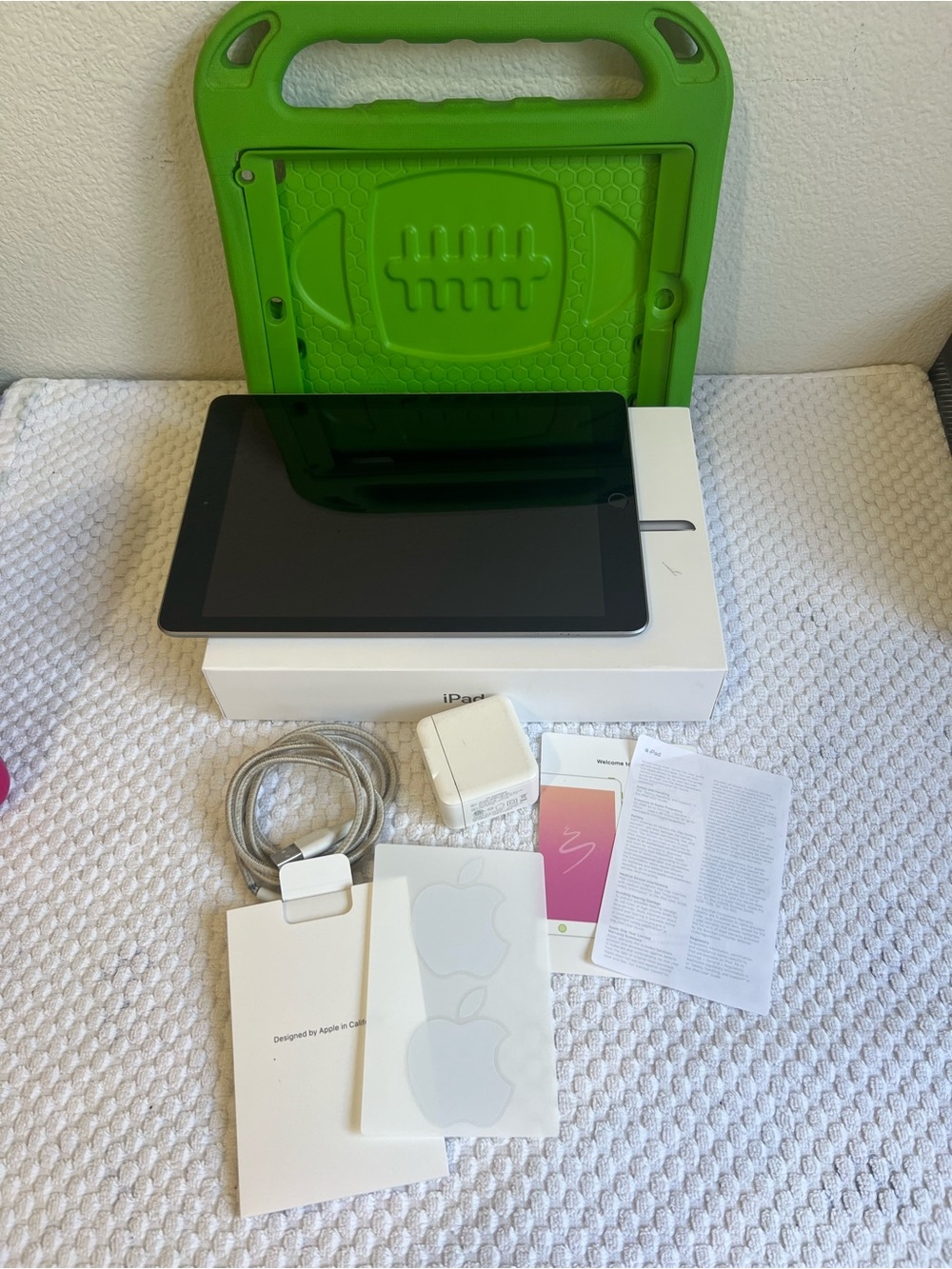 BUNDLE Apple Ipad Tablet 6th generation w/screen protector | READ DESCRIPTION